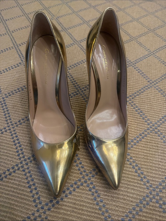 Gianvito Rossi Shoes - Gianvito Rossi Shiny Gold Pointed Pump